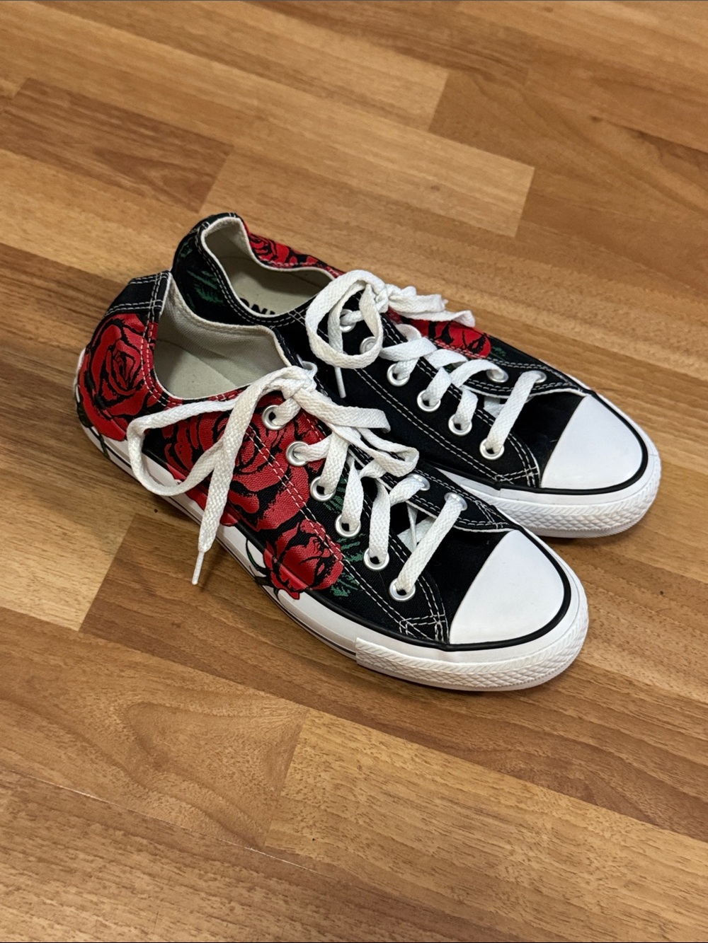 Converse All Star sneakers with roses design women’s sz 7